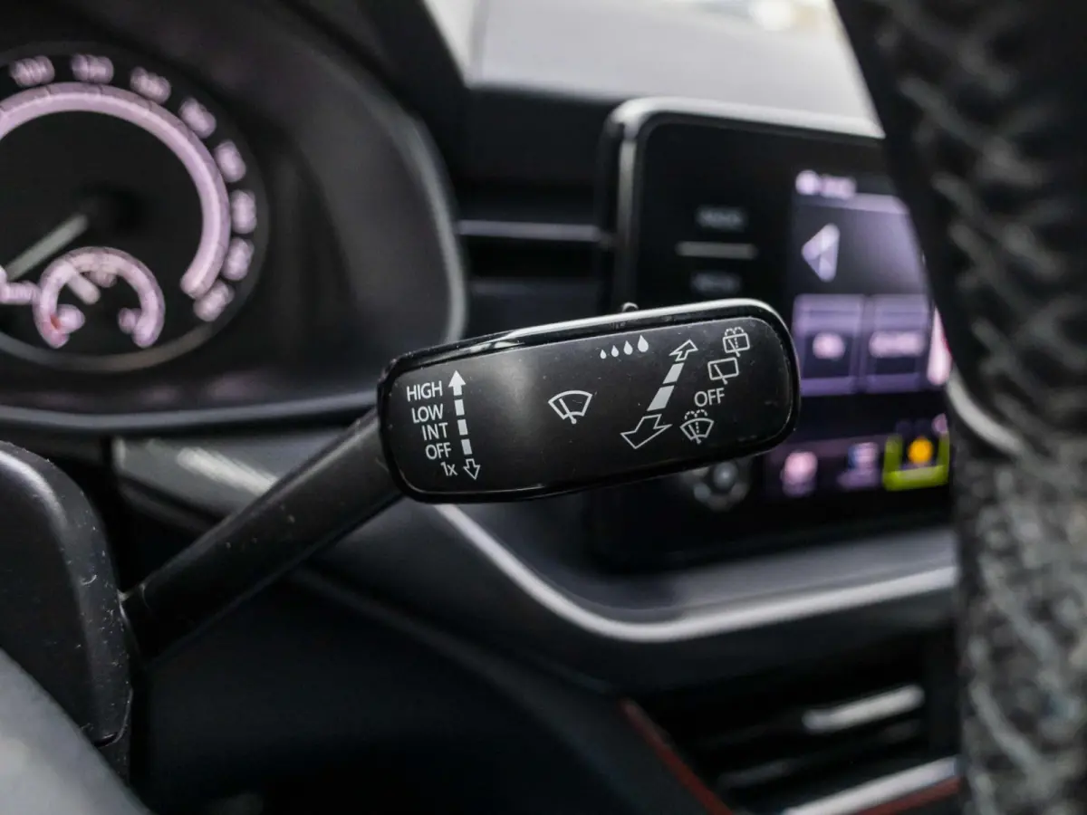 1.5 TSI Sport Business wegklapbare trekhaak, stoelverwarming, all-season banden
