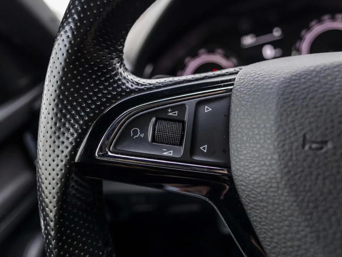 1.5 TSI Sport Business wegklapbare trekhaak, stoelverwarming, all-season banden