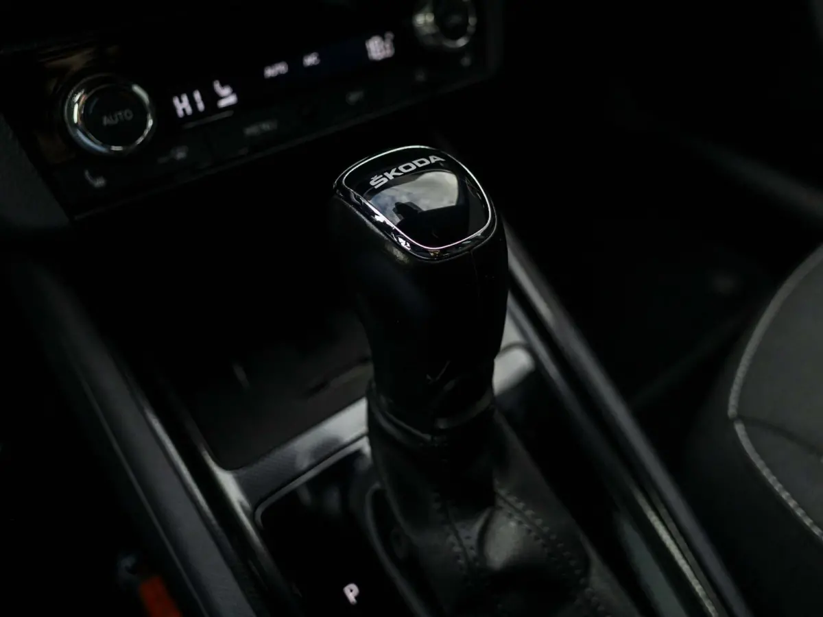 1.5 TSI Sport Business wegklapbare trekhaak, stoelverwarming, all-season banden