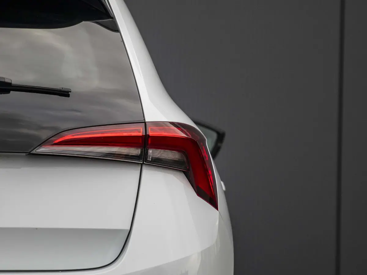 1.5 TSI Sport Business wegklapbare trekhaak, stoelverwarming, all-season banden