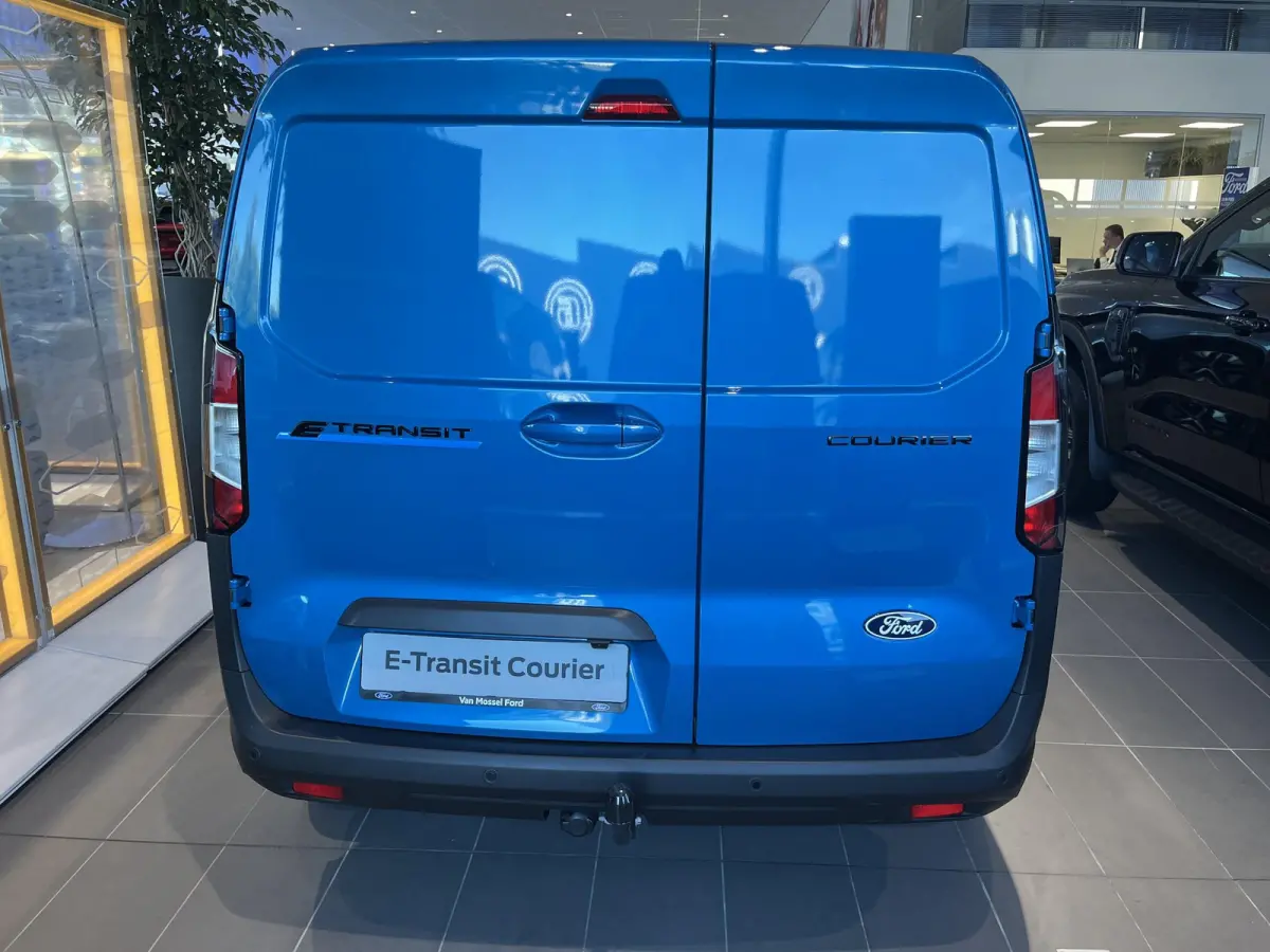 Cour. Limited 44 kWh | Adaptive Cruise Ctrl. | Trekhaak | Achteruitrijcamera | 17'' LMV | Navigatie | Draadloze Oplader |