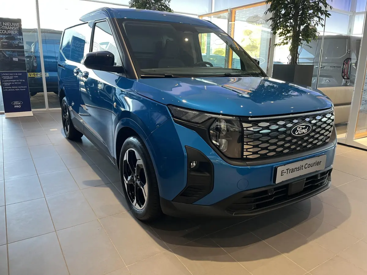 Cour. Limited 44 kWh | Adaptive Cruise Ctrl. | Trekhaak | Achteruitrijcamera | 17'' LMV | Navigatie | Draadloze Oplader |