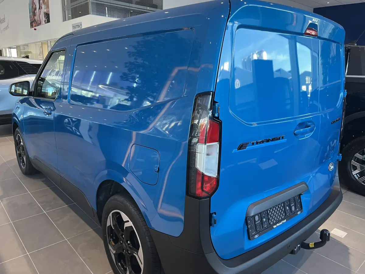 Cour. Limited 44 kWh | Adaptive Cruise Ctrl. | Trekhaak | Achteruitrijcamera | 17'' LMV | Navigatie | Draadloze Oplader |
