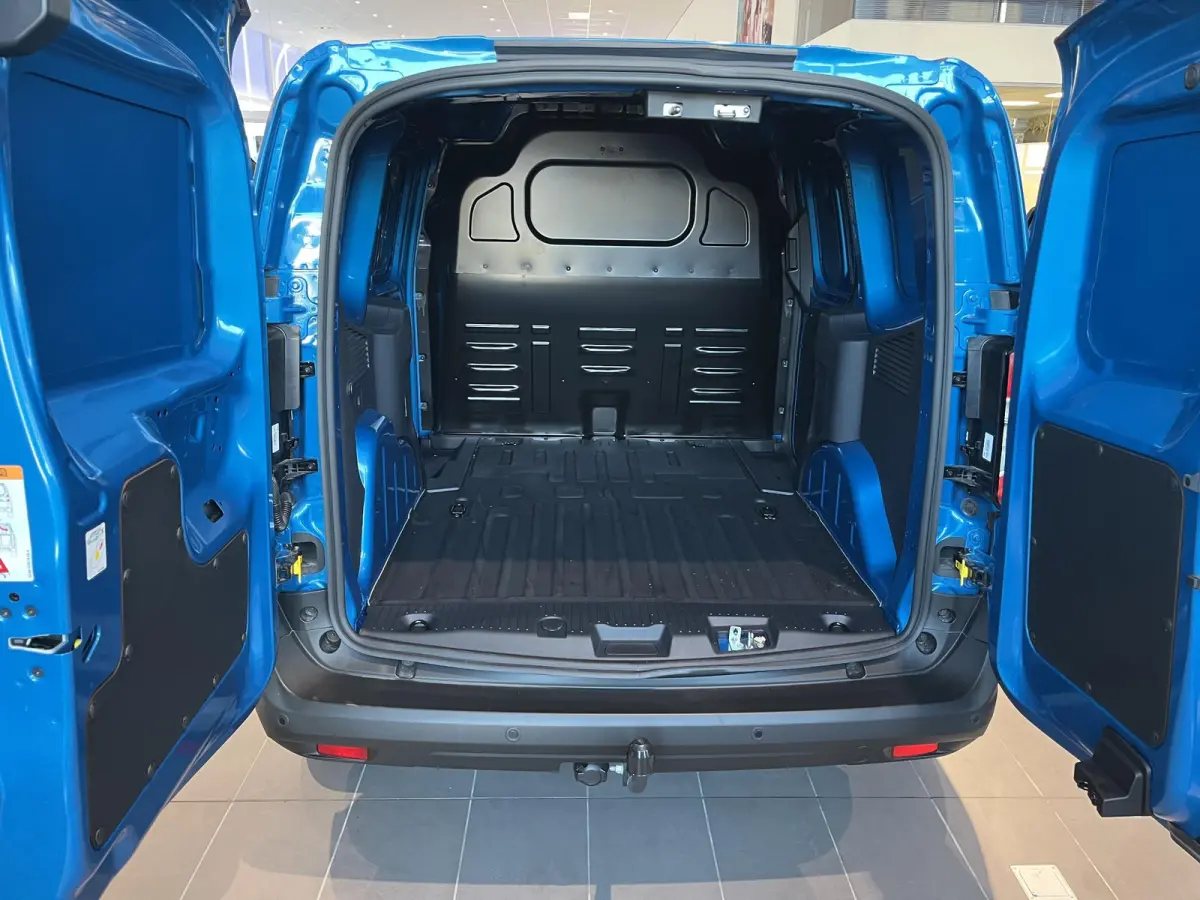 Cour. Limited 44 kWh | Adaptive Cruise Ctrl. | Trekhaak | Achteruitrijcamera | 17'' LMV | Navigatie | Draadloze Oplader |