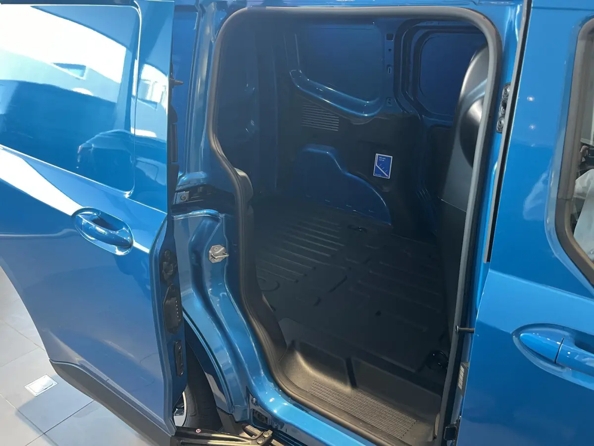 Cour. Limited 44 kWh | Adaptive Cruise Ctrl. | Trekhaak | Achteruitrijcamera | 17'' LMV | Navigatie | Draadloze Oplader |