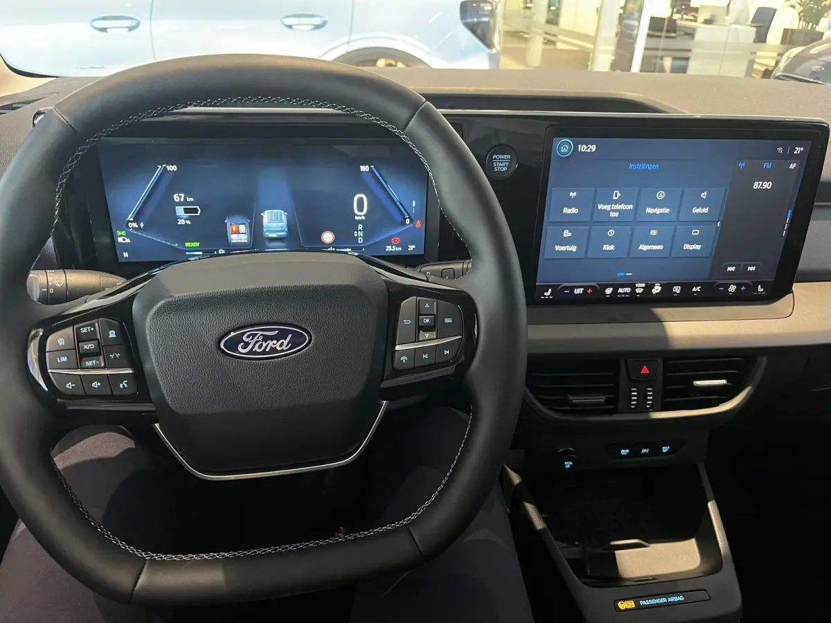 Cour. Limited 44 kWh | Adaptive Cruise Ctrl. | Trekhaak | Achteruitrijcamera | 17'' LMV | Navigatie | Draadloze Oplader |
