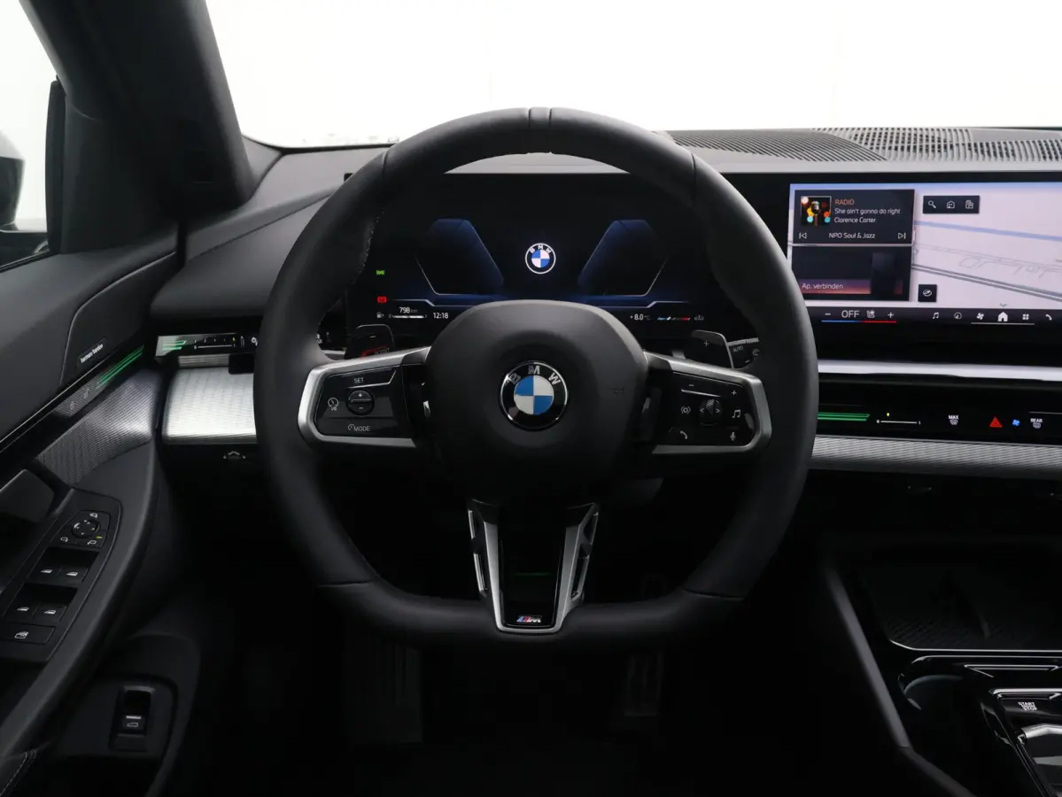 520i M Sportpakket Pro | Verwarmd Stuurwiel | Comfort Access | Elektrische Trekhaak | Panoramadak | Harman-Kardon | Stoelverwarming |