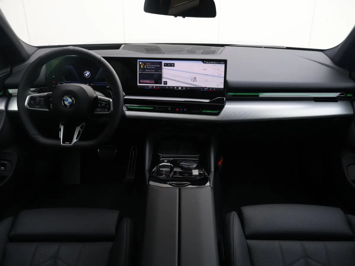 520i M Sportpakket Pro | Verwarmd Stuurwiel | Comfort Access | Elektrische Trekhaak | Panoramadak | Harman-Kardon | Stoelverwarming |