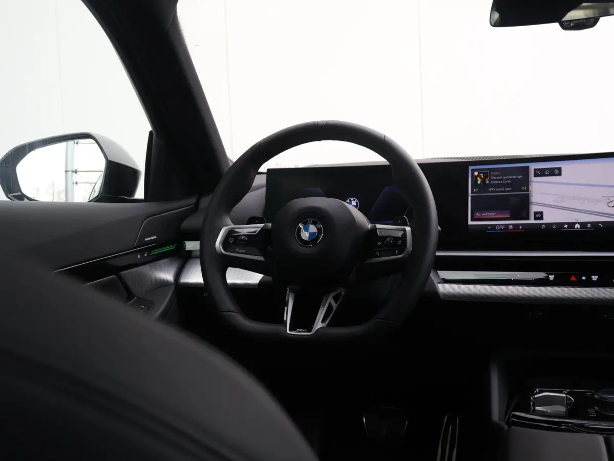 520i M Sportpakket Pro | Verwarmd Stuurwiel | Comfort Access | Elektrische Trekhaak | Panoramadak | Harman-Kardon | Stoelverwarming |