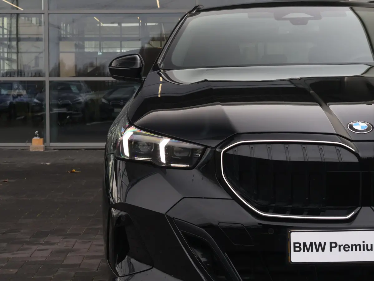 520i M Sportpakket Pro | Verwarmd Stuurwiel | Comfort Access | Elektrische Trekhaak | Panoramadak | Harman-Kardon | Stoelverwarming |