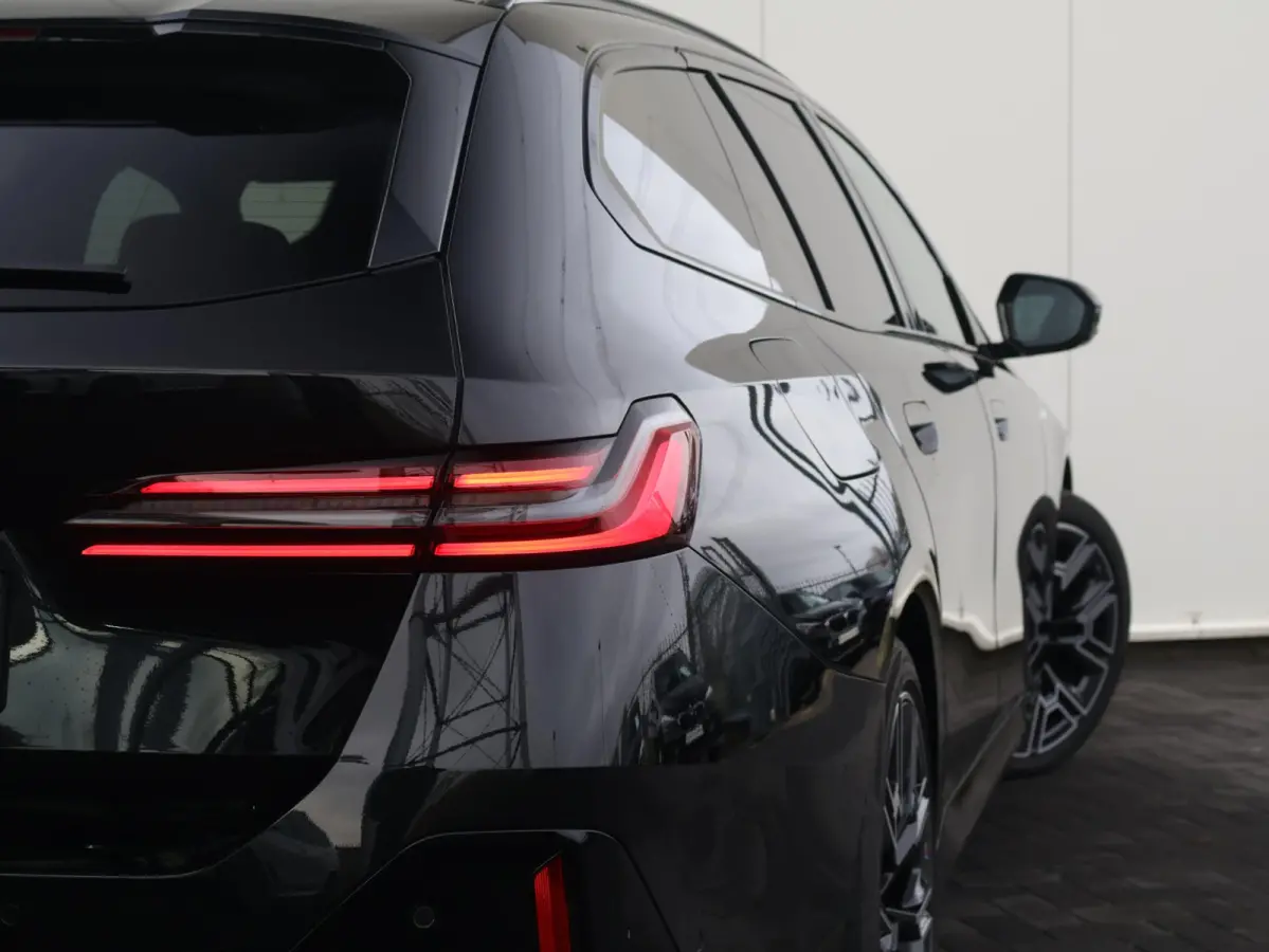 520i M Sportpakket Pro | Verwarmd Stuurwiel | Comfort Access | Elektrische Trekhaak | Panoramadak | Harman-Kardon | Stoelverwarming |