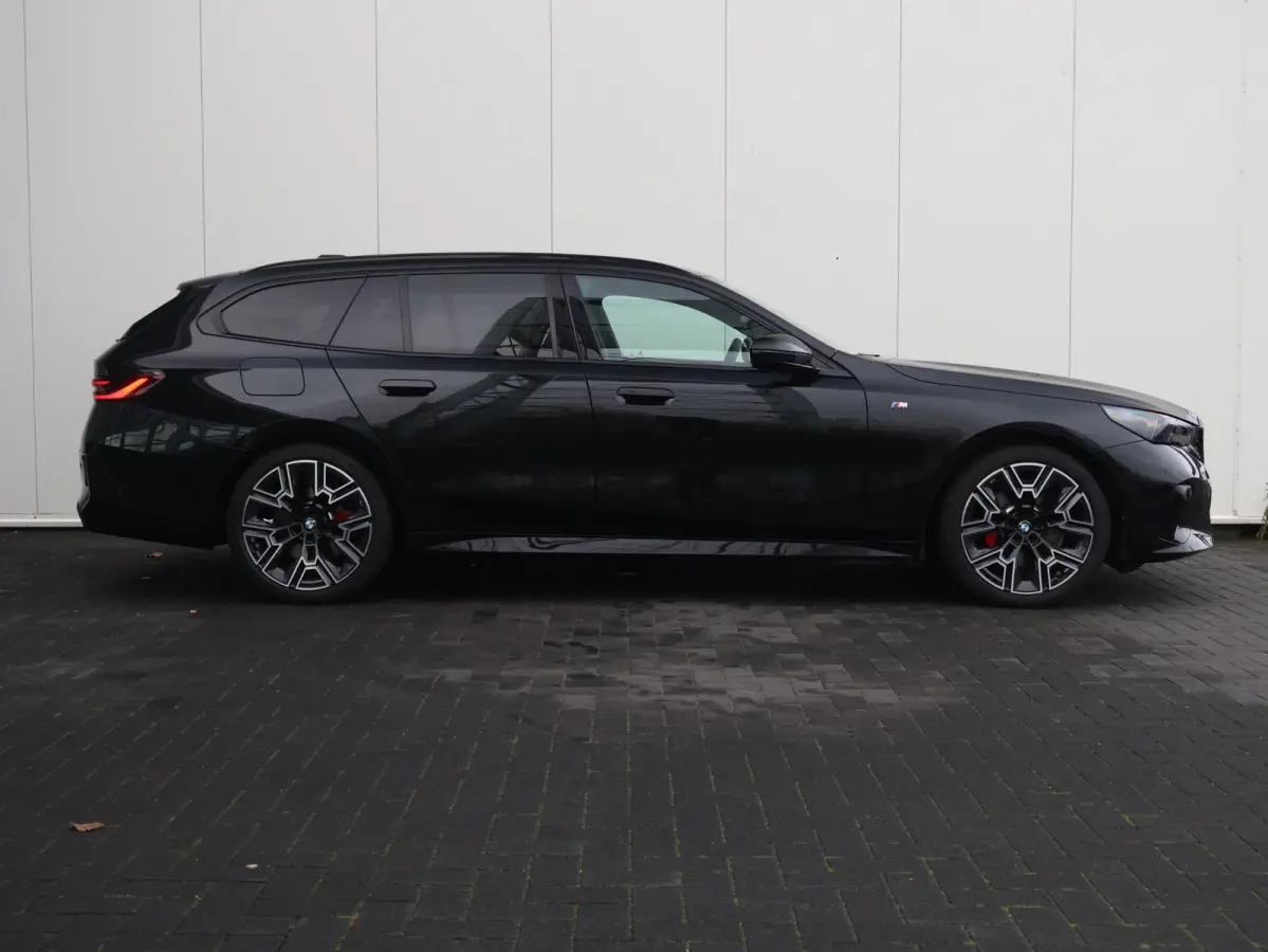 520i M Sportpakket Pro | Verwarmd Stuurwiel | Comfort Access | Elektrische Trekhaak | Panoramadak | Harman-Kardon | Stoelverwarming |
