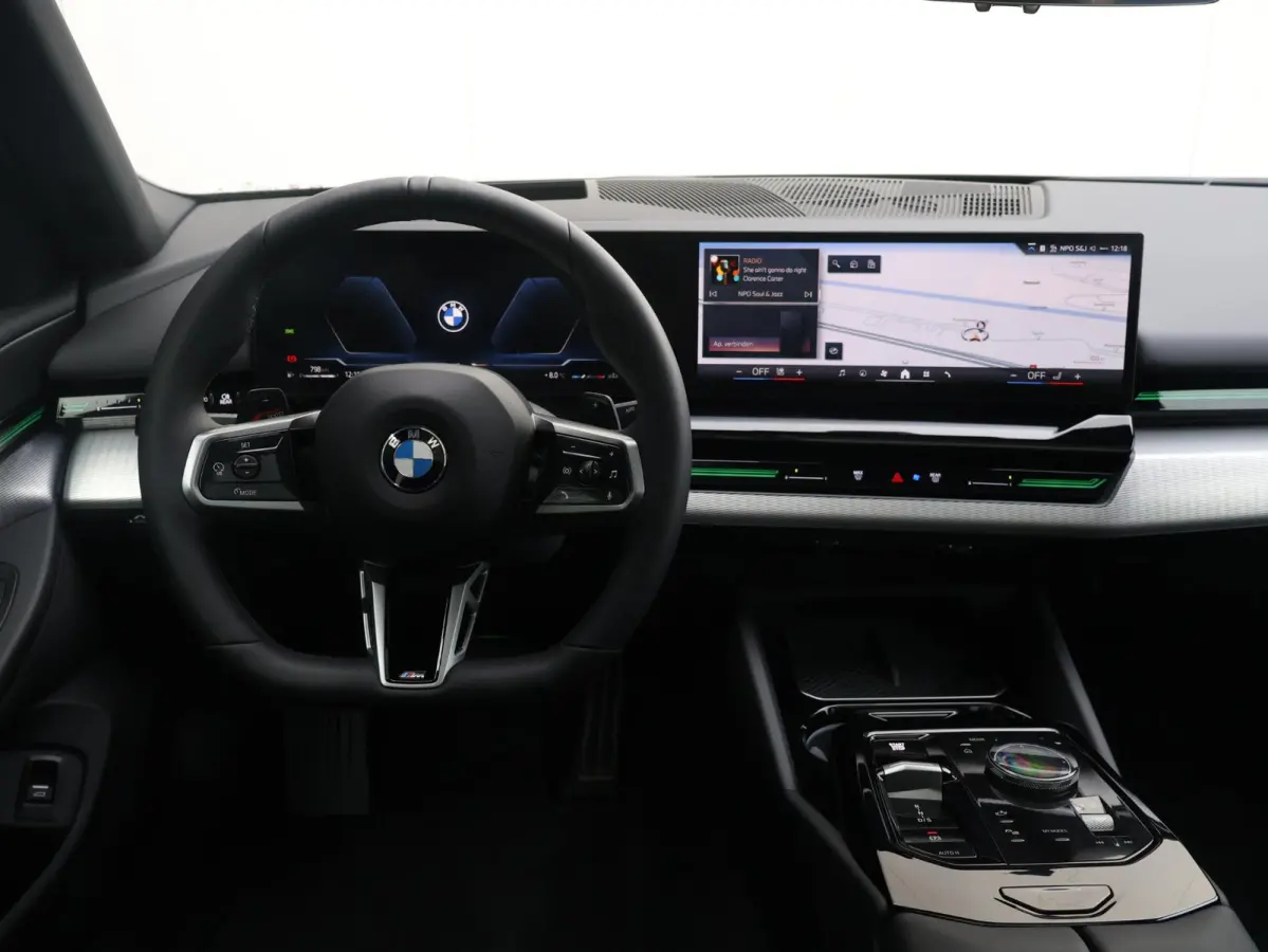 520i M Sportpakket Pro | Verwarmd Stuurwiel | Comfort Access | Elektrische Trekhaak | Panoramadak | Harman-Kardon | Stoelverwarming |