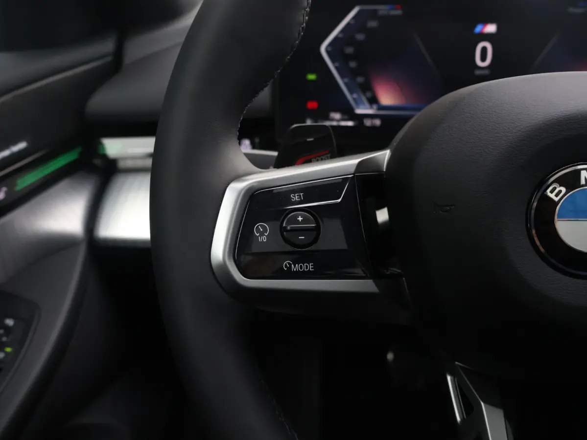 520i M Sportpakket Pro | Verwarmd Stuurwiel | Comfort Access | Elektrische Trekhaak | Panoramadak | Harman-Kardon | Stoelverwarming |