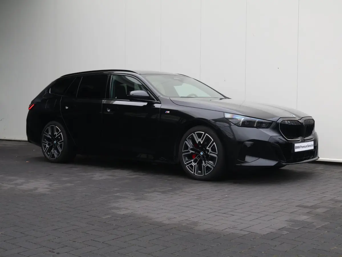 520i M Sportpakket Pro | Verwarmd Stuurwiel | Comfort Access | Elektrische Trekhaak | Panoramadak | Harman-Kardon | Stoelverwarming |