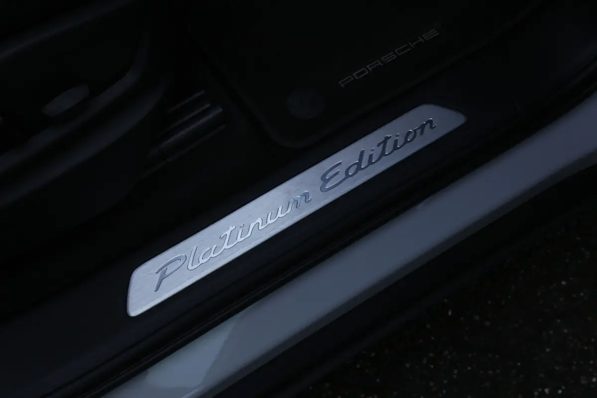 3.0 E-Hybrid Platinum Edition*BTW*Perfect Porsche Onderh.*1ste Eig*Krijt*PASM Luchtvering/PDCC/PDLS/Sportuitlaat/Pano/Bose/Sport Chrono/Sfeer/Stoelverw./Camera/Keyless Entry+go/Memorie/Elek.