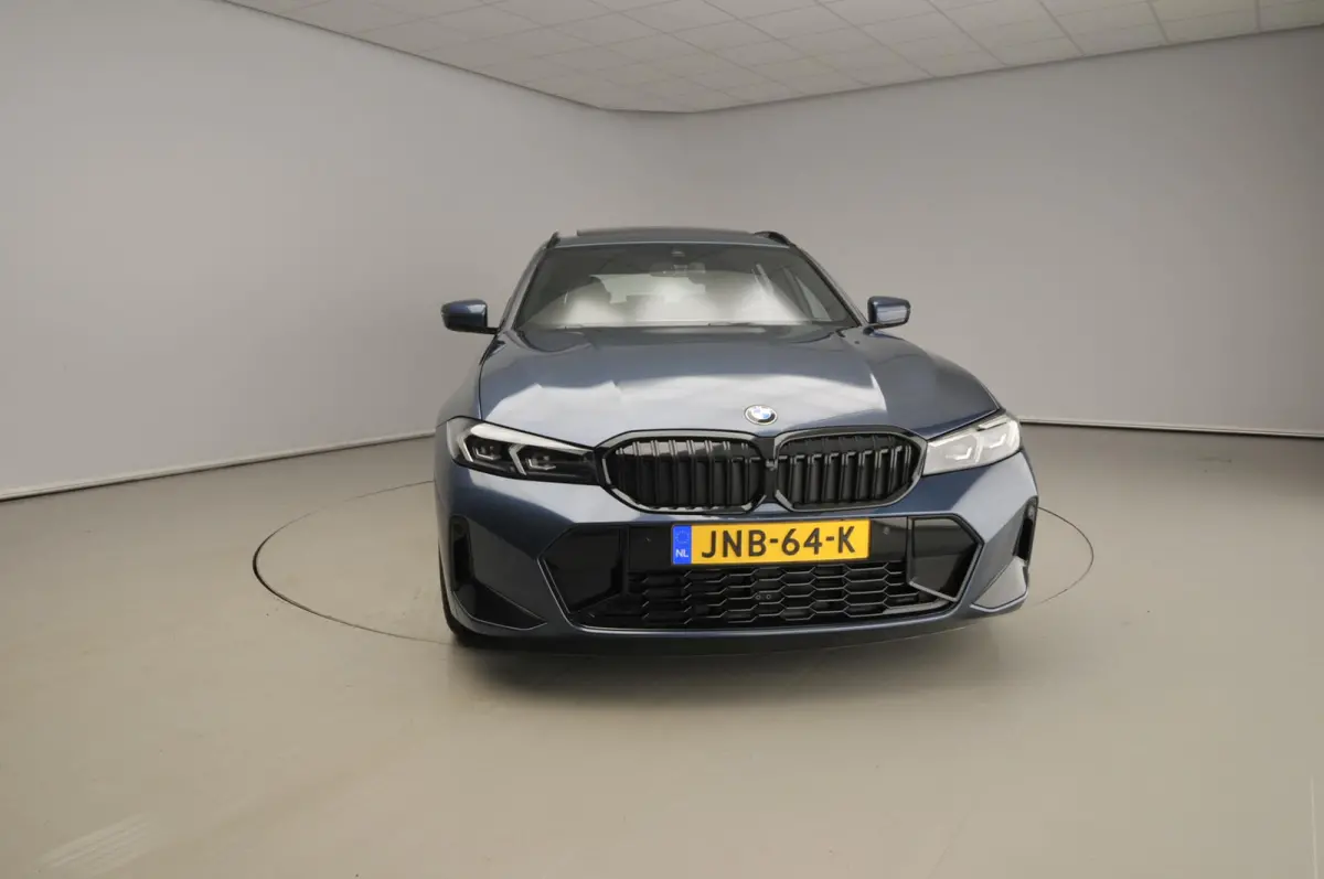 330d xDrive | M-Sportpakket | LED | Leder | HUD | Schuifdak | Trekhaak | Elektr. zetels | DAB | Harman-kardon sound | Alu 19 inch