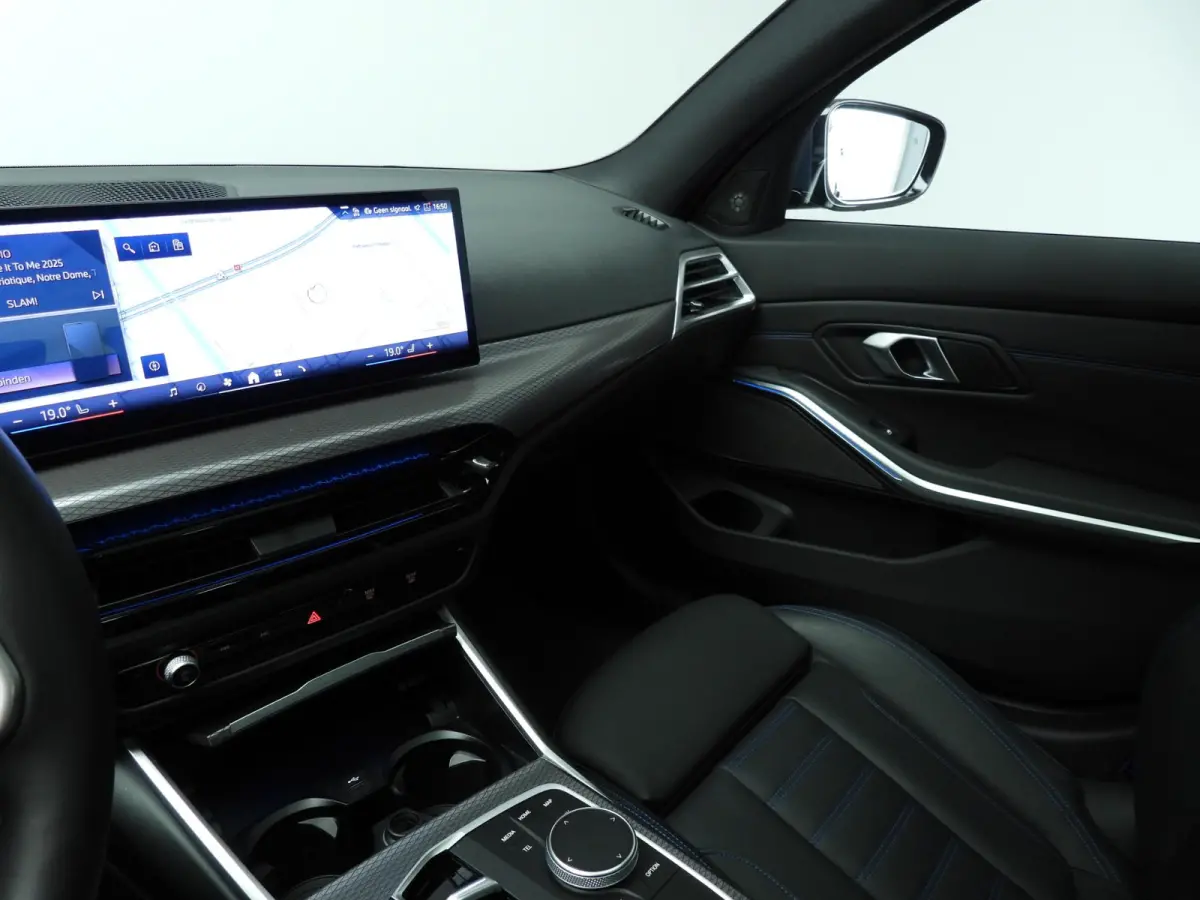 330d xDrive | M-Sportpakket | LED | Leder | HUD | Schuifdak | Trekhaak | Elektr. zetels | DAB | Harman-kardon sound | Alu 19 inch