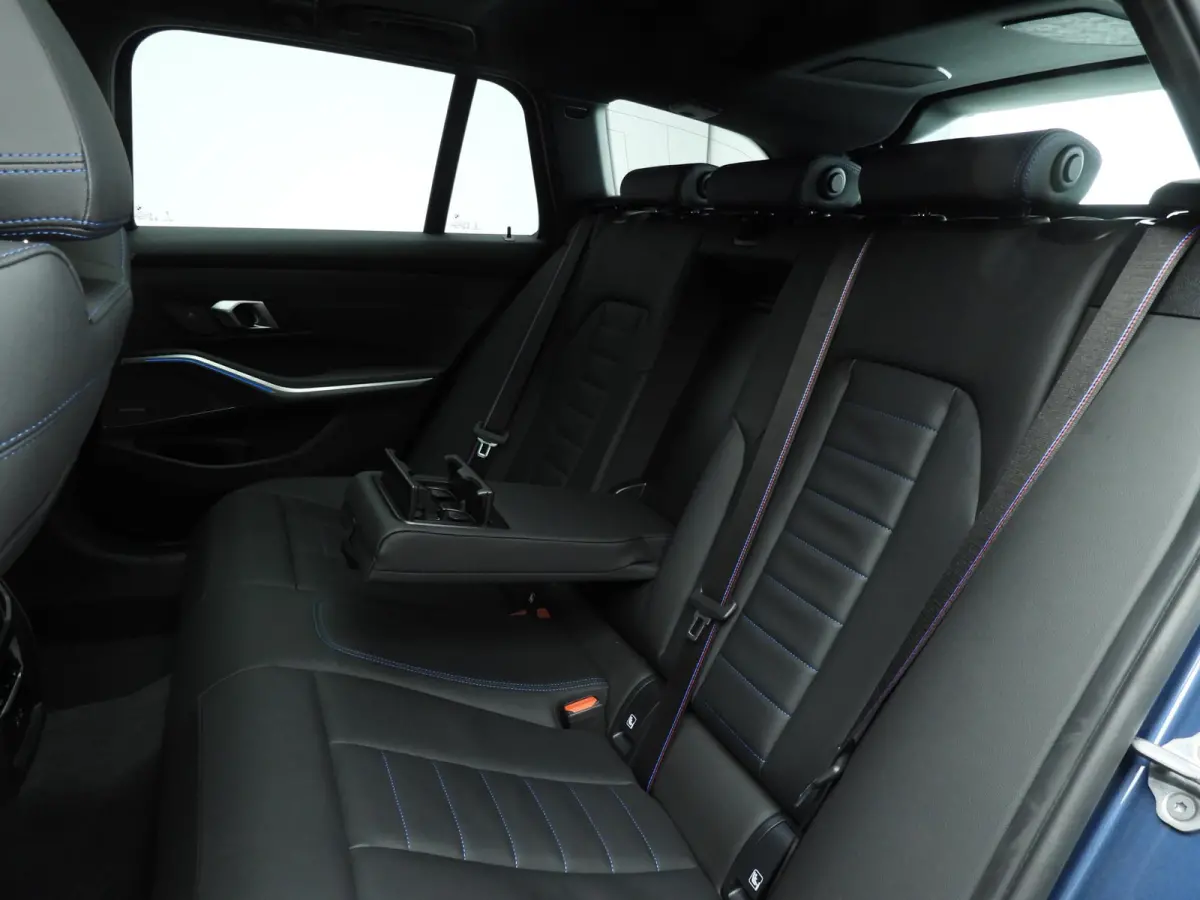 330d xDrive | M-Sportpakket | LED | Leder | HUD | Schuifdak | Trekhaak | Elektr. zetels | DAB | Harman-kardon sound | Alu 19 inch