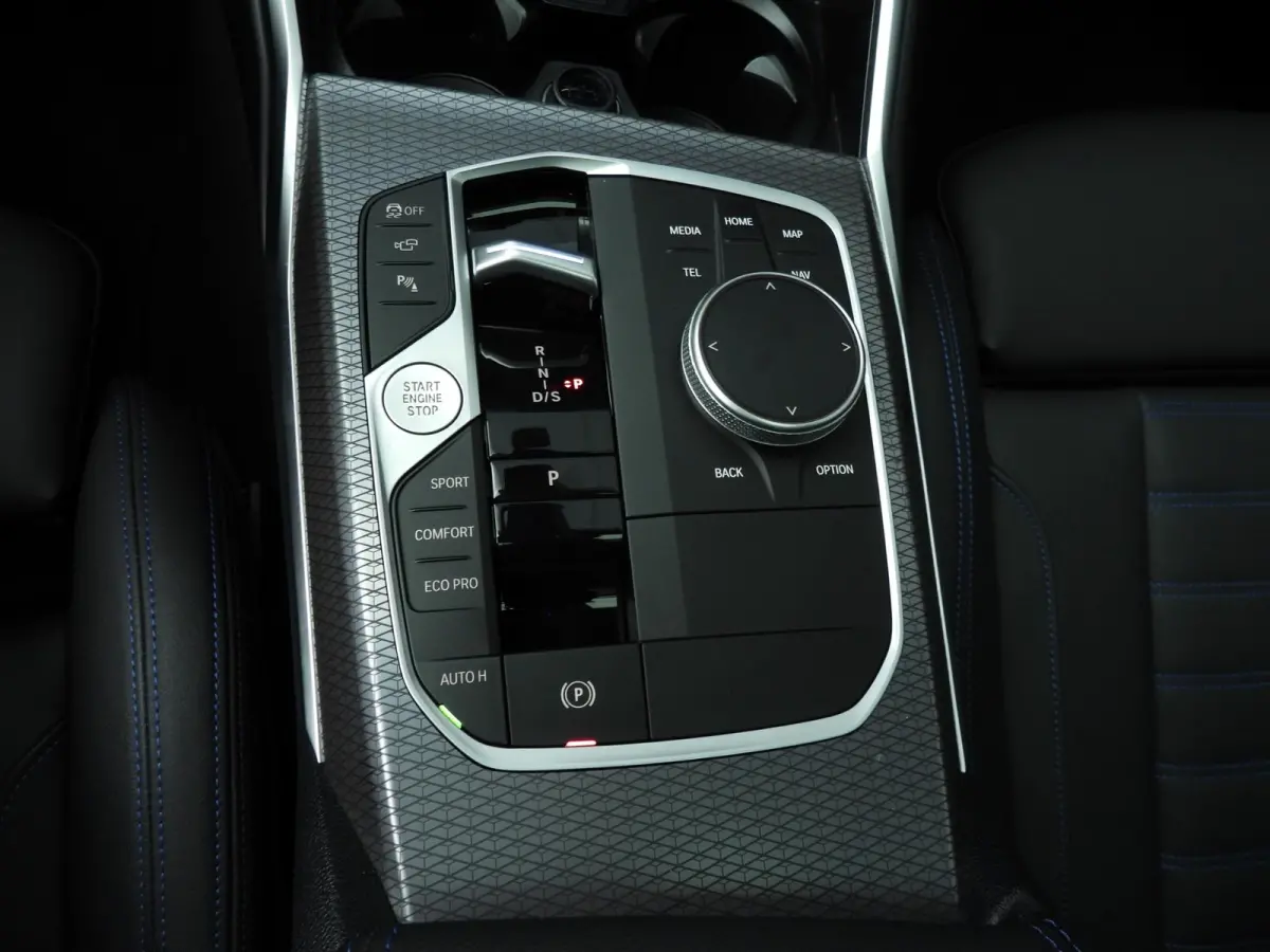 330d xDrive | M-Sportpakket | LED | Leder | HUD | Schuifdak | Trekhaak | Elektr. zetels | DAB | Harman-kardon sound | Alu 19 inch