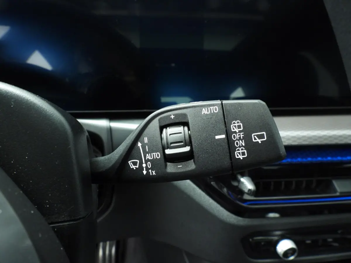 330d xDrive | M-Sportpakket | LED | Leder | HUD | Schuifdak | Trekhaak | Elektr. zetels | DAB | Harman-kardon sound | Alu 19 inch