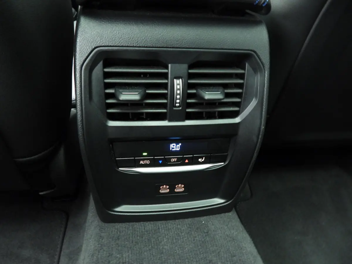 330d xDrive | M-Sportpakket | LED | Leder | HUD | Schuifdak | Trekhaak | Elektr. zetels | DAB | Harman-kardon sound | Alu 19 inch