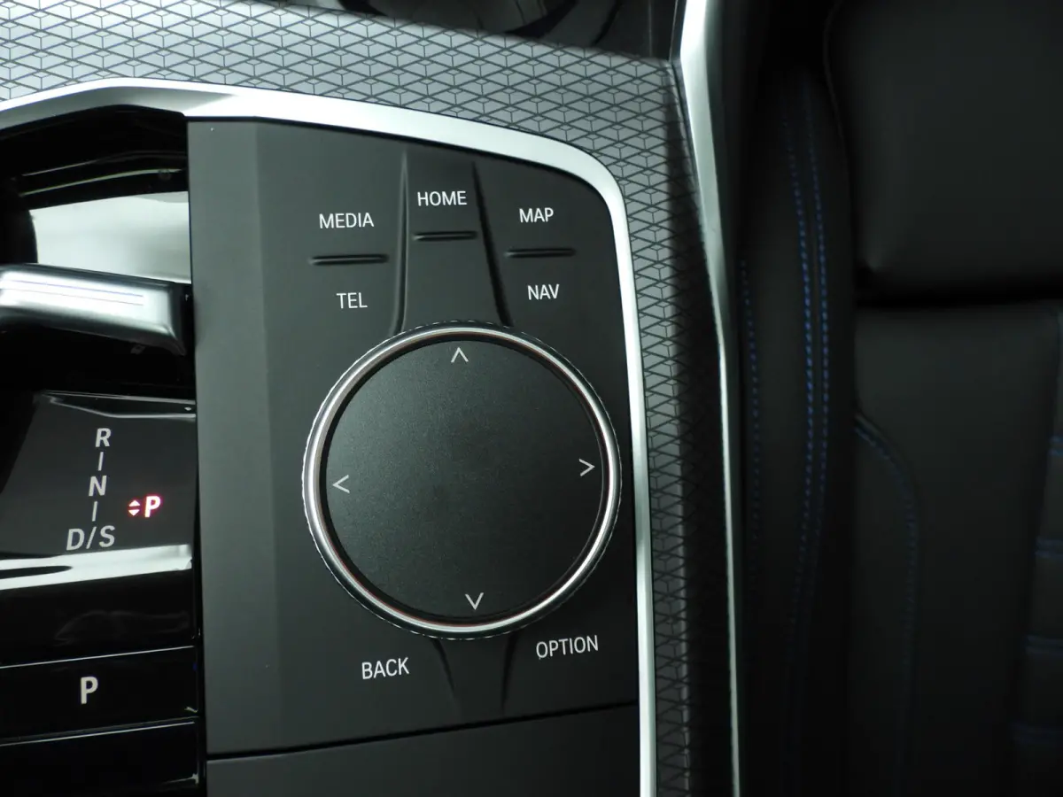 330d xDrive | M-Sportpakket | LED | Leder | HUD | Schuifdak | Trekhaak | Elektr. zetels | DAB | Harman-kardon sound | Alu 19 inch