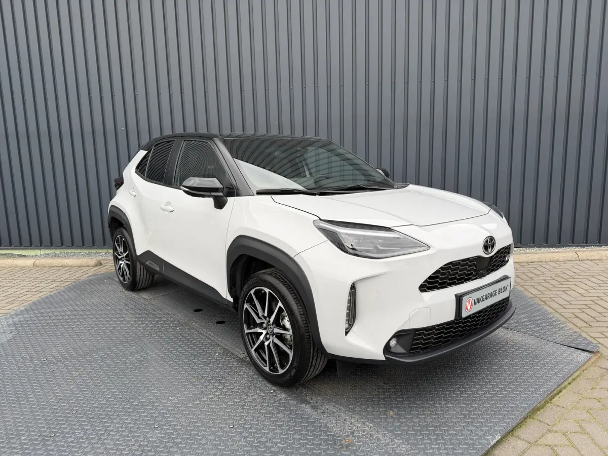 1.5 Hybrid GR Sport | 360 camera | 8.000 km | Head-up | BSM | Rijklaar!!