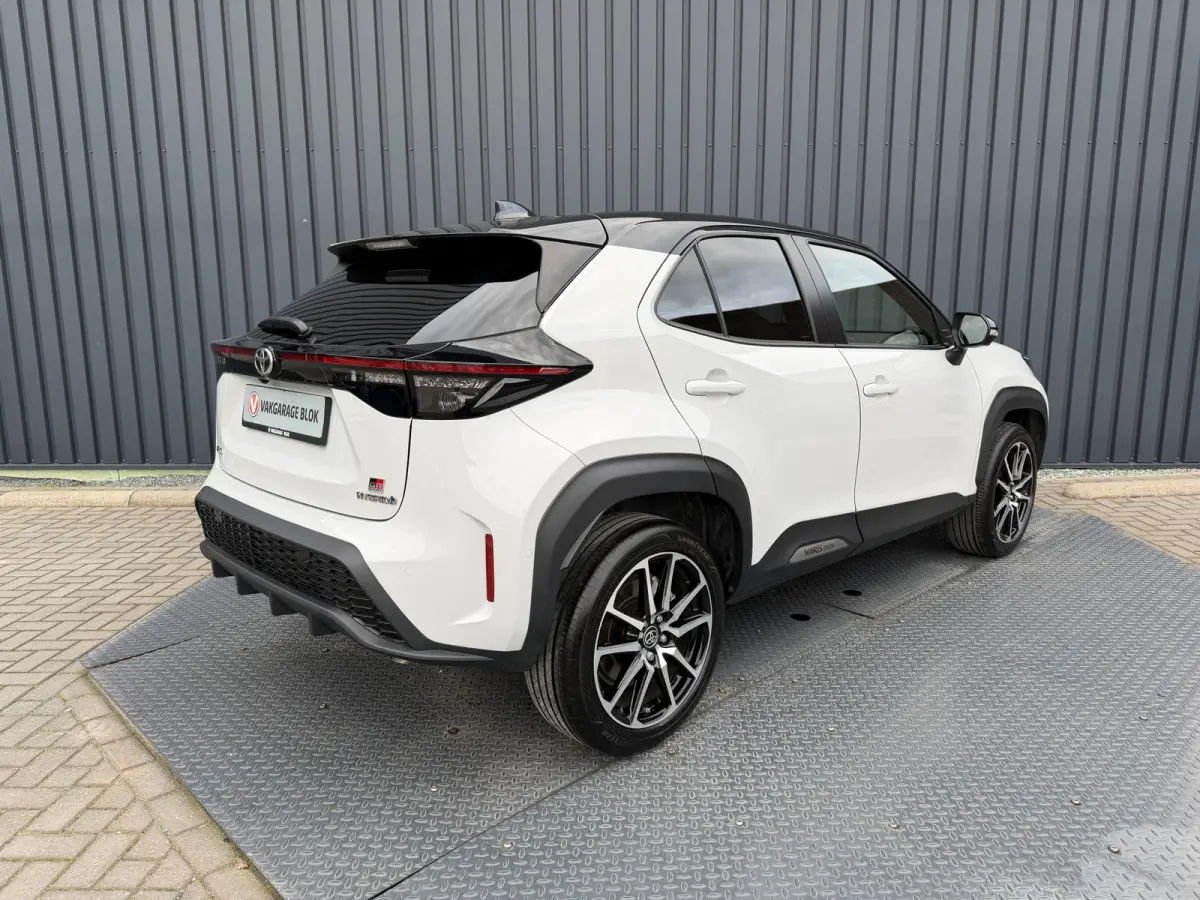 1.5 Hybrid GR Sport | 360 camera | 8.000 km | Head-up | BSM | Rijklaar!!