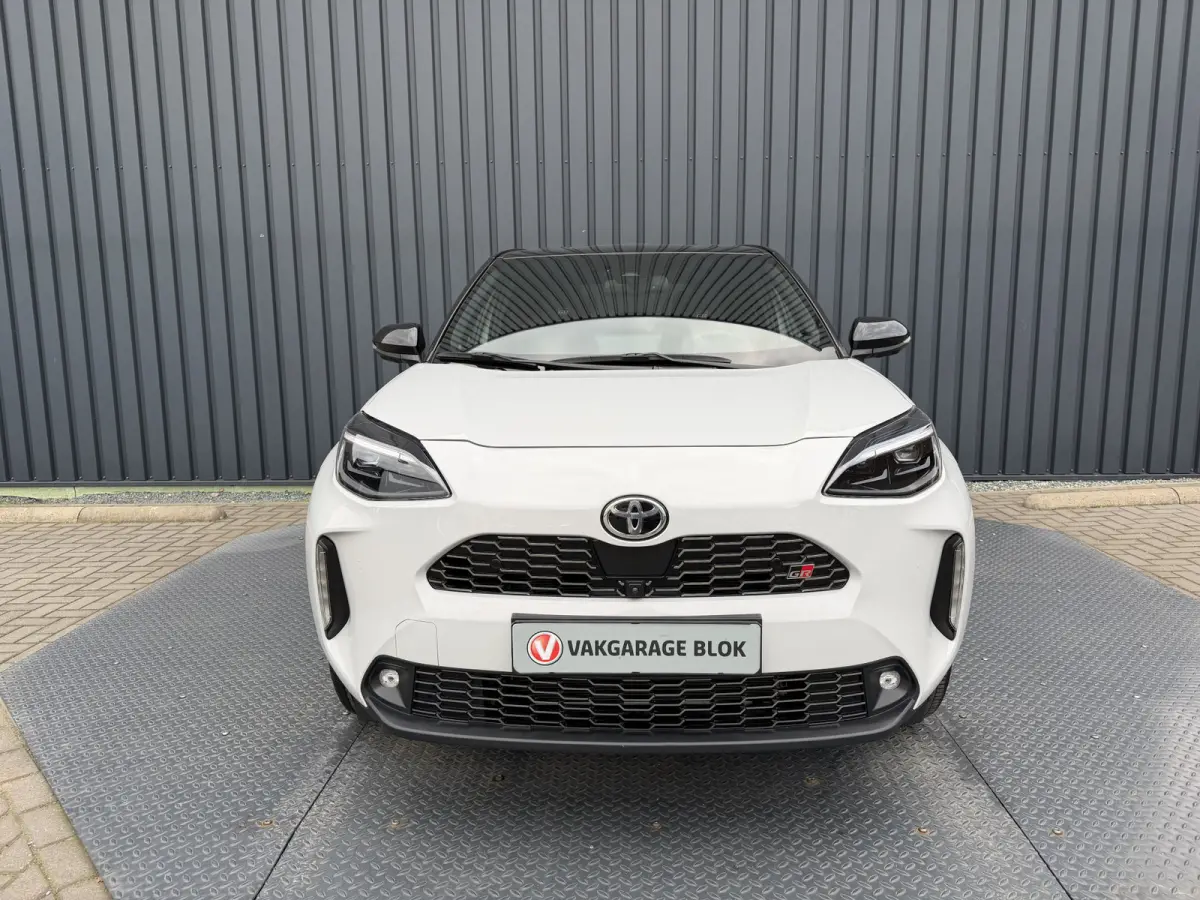 1.5 Hybrid GR Sport | 360 camera | 8.000 km | Head-up | BSM | Rijklaar!!