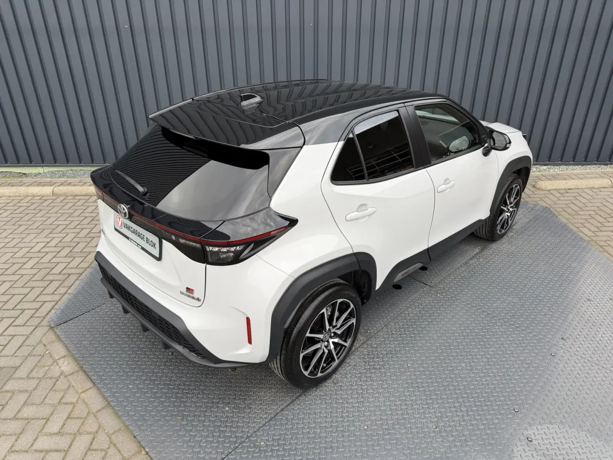 1.5 Hybrid GR Sport | 360 camera | 8.000 km | Head-up | BSM | Rijklaar!!