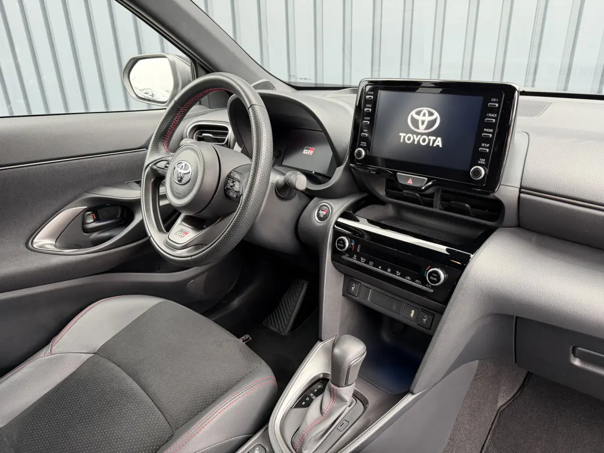 1.5 Hybrid GR Sport | 360 camera | 8.000 km | Head-up | BSM | Rijklaar!!
