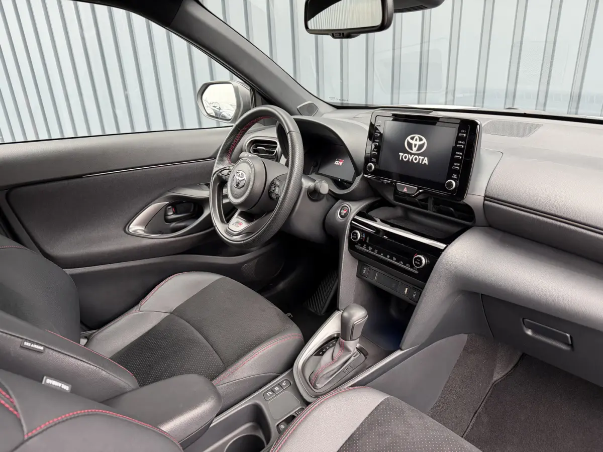 1.5 Hybrid GR Sport | 360 camera | 8.000 km | Head-up | BSM | Rijklaar!!