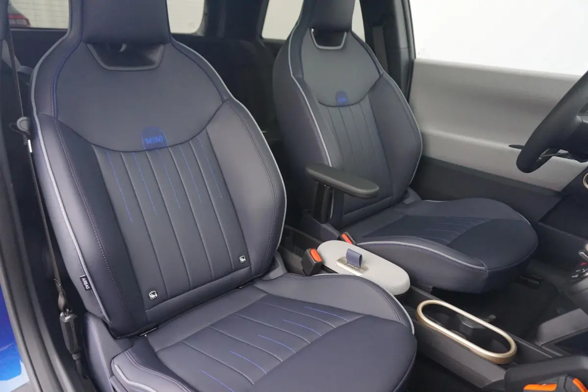 Cooper E Favoured Trim | Pakket L | Comfort Access | Panoramadak | Stoel & Stuurverwarming | Harman Kardon | Head-Up Display | Driving Assistant | Parking Assistant Plus