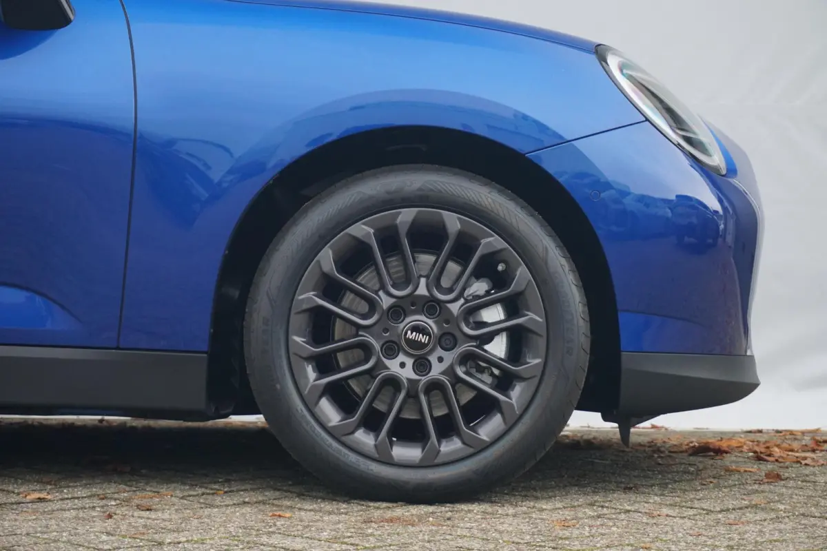 Cooper E Favoured Trim | Pakket L | Comfort Access | Panoramadak | Stoel & Stuurverwarming | Harman Kardon | Head-Up Display | Driving Assistant | Parking Assistant Plus