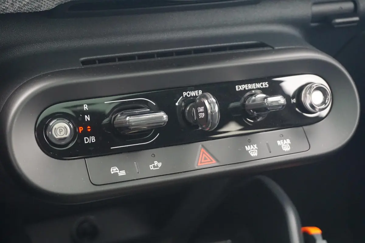 Cooper E Favoured Trim | Pakket L | Comfort Access | Panoramadak | Stoel & Stuurverwarming | Harman Kardon | Head-Up Display | Driving Assistant | Parking Assistant Plus