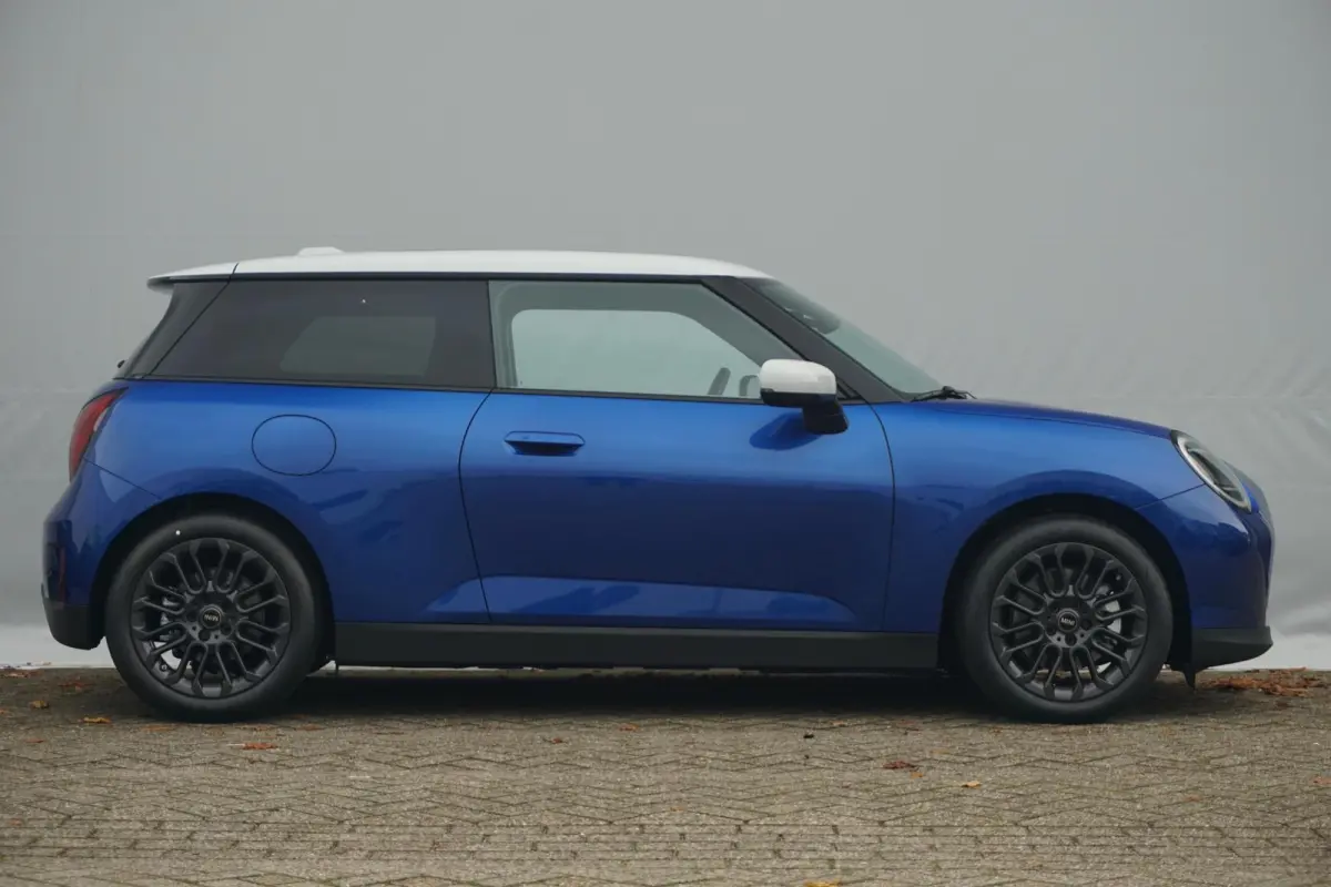 Cooper E Favoured Trim | Pakket L | Comfort Access | Panoramadak | Stoel & Stuurverwarming | Harman Kardon | Head-Up Display | Driving Assistant | Parking Assistant Plus