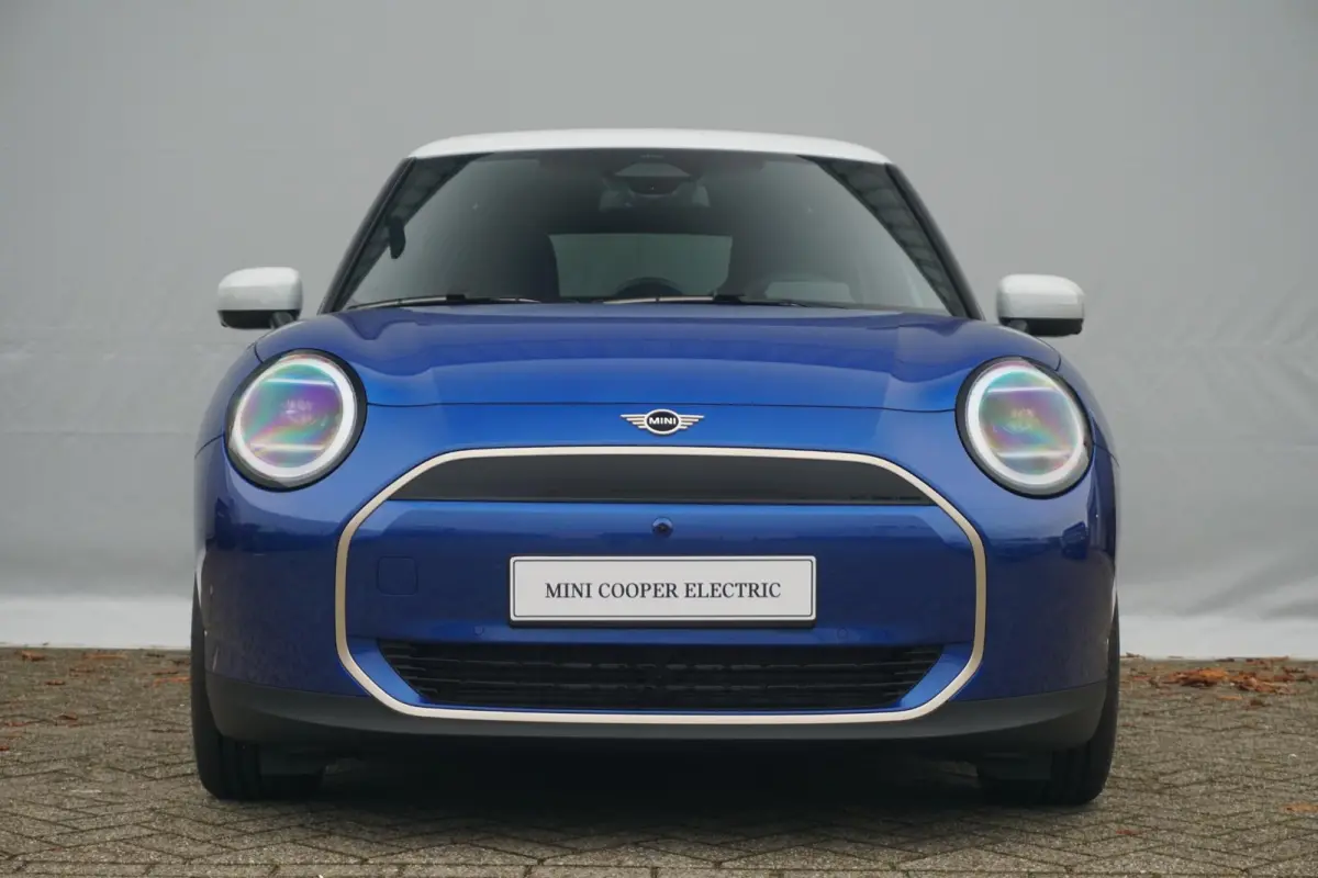 Cooper E Favoured Trim | Pakket L | Comfort Access | Panoramadak | Stoel & Stuurverwarming | Harman Kardon | Head-Up Display | Driving Assistant | Parking Assistant Plus