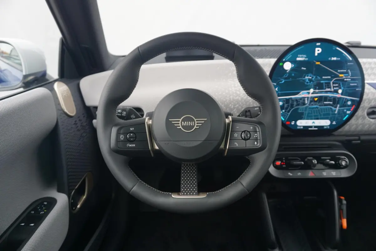 Cooper E Favoured Trim | Pakket L | Comfort Access | Panoramadak | Stoel & Stuurverwarming | Harman Kardon | Head-Up Display | Driving Assistant | Parking Assistant Plus