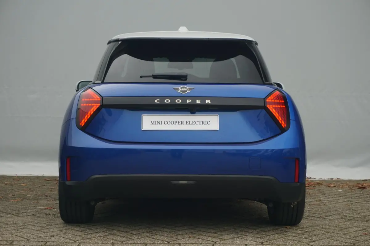 Cooper E Favoured Trim | Pakket L | Comfort Access | Panoramadak | Stoel & Stuurverwarming | Harman Kardon | Head-Up Display | Driving Assistant | Parking Assistant Plus
