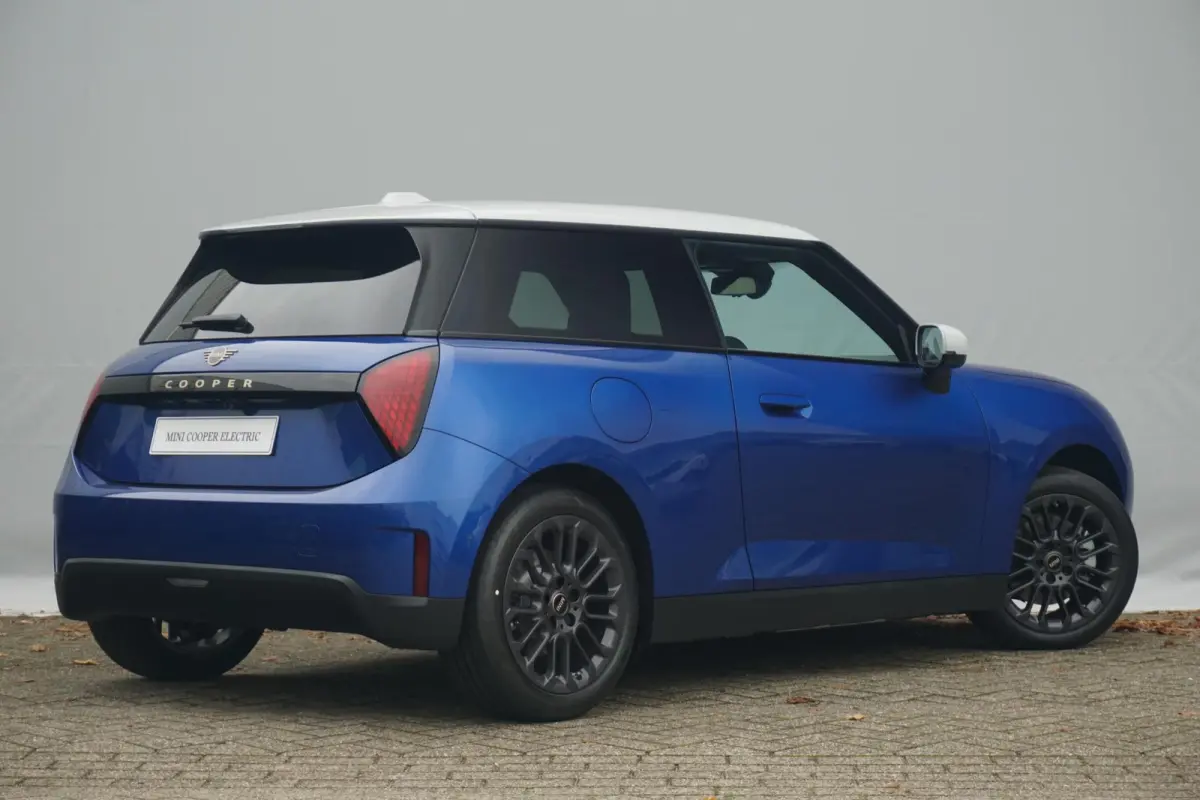 Cooper E Favoured Trim | Pakket L | Comfort Access | Panoramadak | Stoel & Stuurverwarming | Harman Kardon | Head-Up Display | Driving Assistant | Parking Assistant Plus