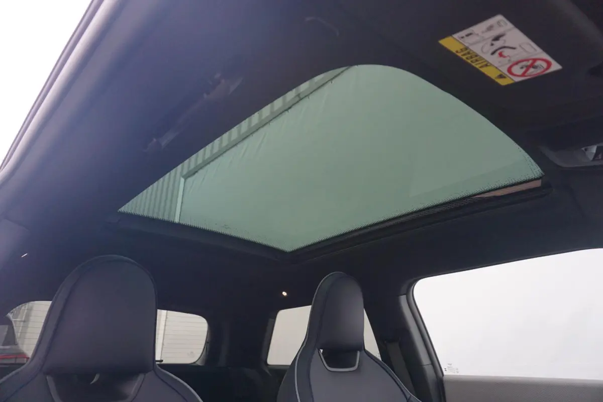 Cooper E Favoured Trim | Pakket L | Comfort Access | Panoramadak | Stoel & Stuurverwarming | Harman Kardon | Head-Up Display | Driving Assistant | Parking Assistant Plus