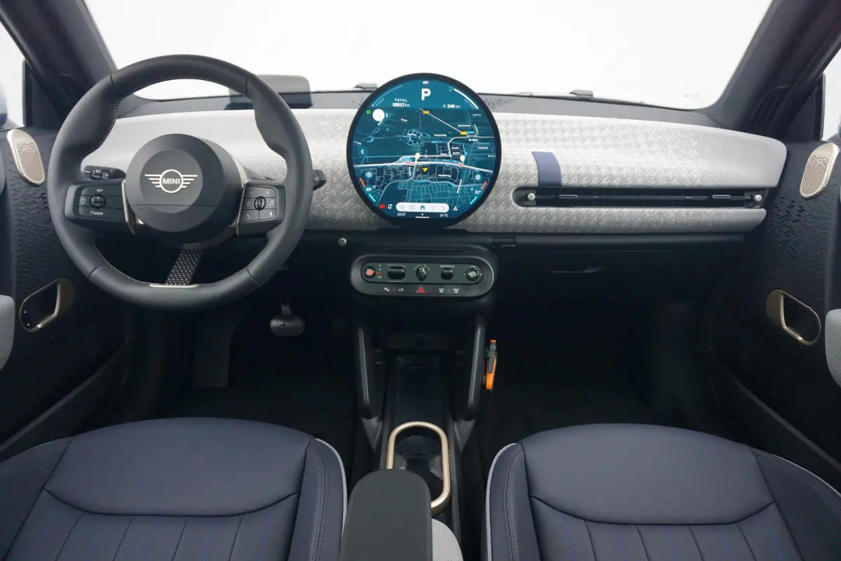 Cooper E Favoured Trim | Pakket L | Comfort Access | Panoramadak | Stoel & Stuurverwarming | Harman Kardon | Head-Up Display | Driving Assistant | Parking Assistant Plus