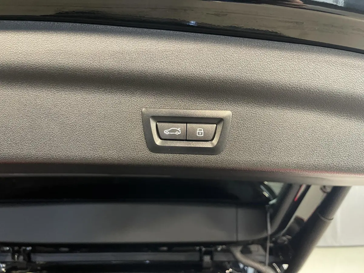 xDrive 25e M-Sport Shadow Line 18''/Sportstoelen/Keyless/Stoelverwarming/Camera/Elektrisch klep