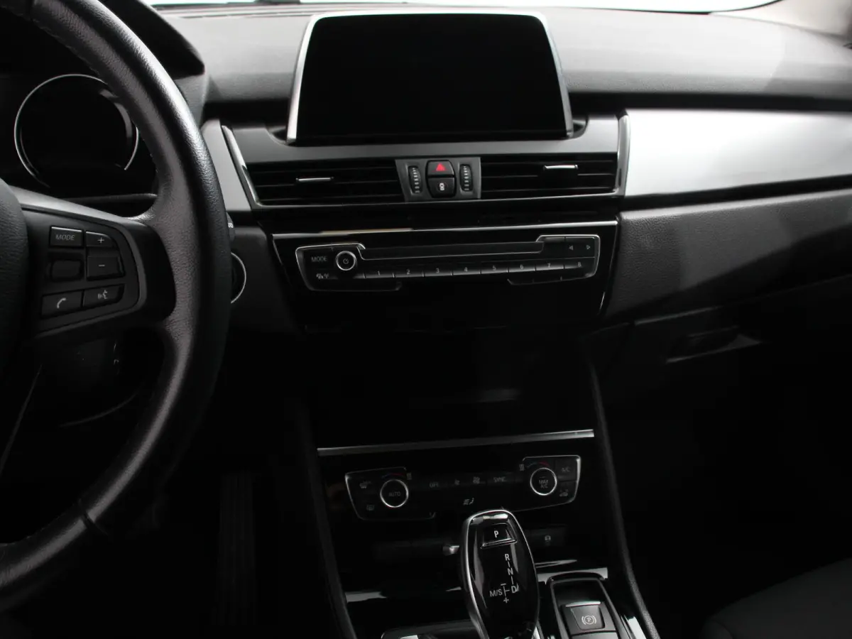218i Automaat Corporate Lease Executive 7p Cruise control Lichtmetalen velgen Navigatie Parkeersensoren achter Radio LED