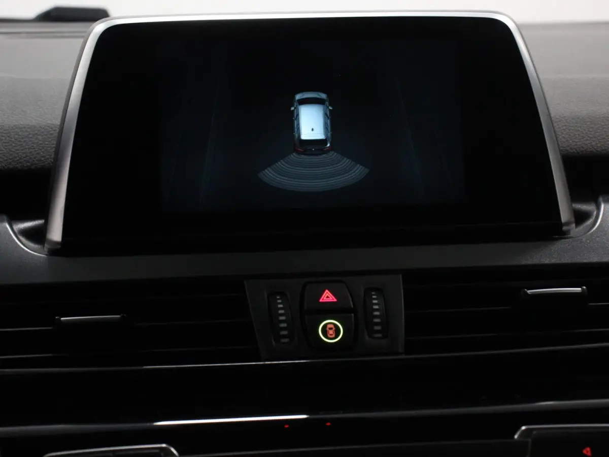 218i Automaat Corporate Lease Executive 7p Cruise control Lichtmetalen velgen Navigatie Parkeersensoren achter Radio LED