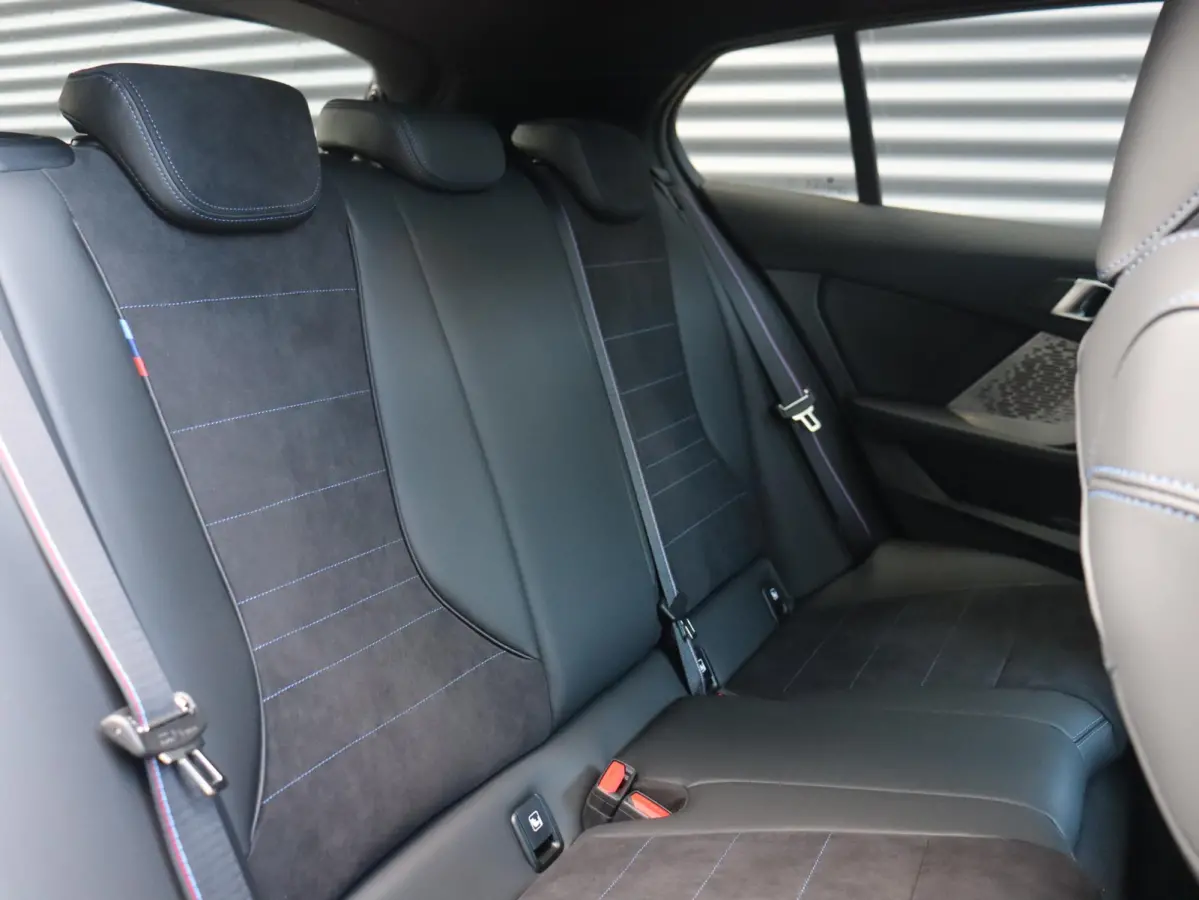5-deurs 120 | M Sportpakket Pro | Premium Pack | Panodak | Getint Glas | Comfort Access | Verwarmd Stuurwiel | Camera | 18'' LMV