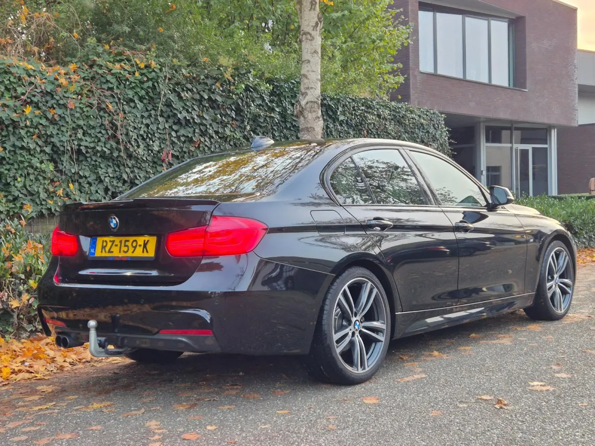 320i F30 M Sport Apple CarPlay Elk. Trekhaak 6WB Dig, Dash Keyless 19inch Breedset GARANTIE 320i Corporate L High Ex