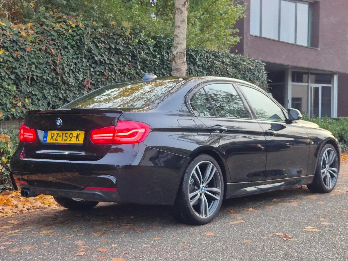 320i F30 M Sport Apple CarPlay Elk. Trekhaak 6WB Dig, Dash Keyless 19inch Breedset GARANTIE 320i Corporate L High Ex