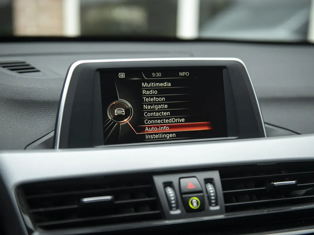 sDrive18iA Centennial Executive | LED | Navi | Trekhaak afneembaar | Stoelverwarming | Donker glas |